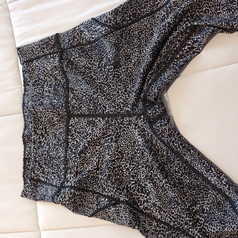 Lululemon Black And White Pattern Leggings - Picture 3 of 9